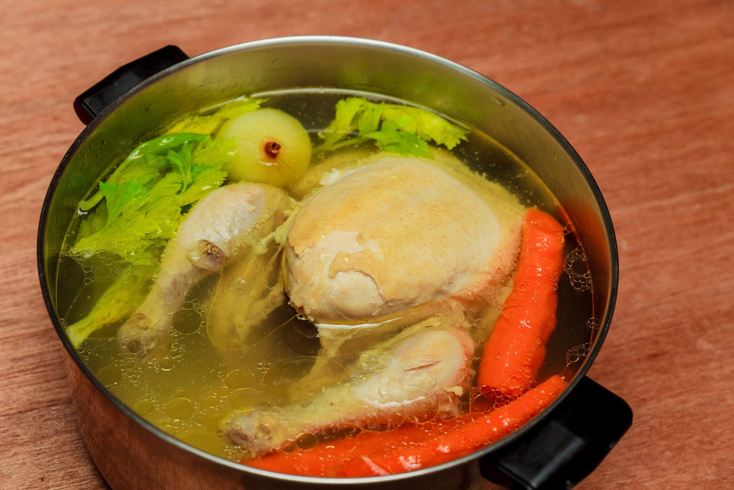 I make chicken broth soup Pot dish of chicken